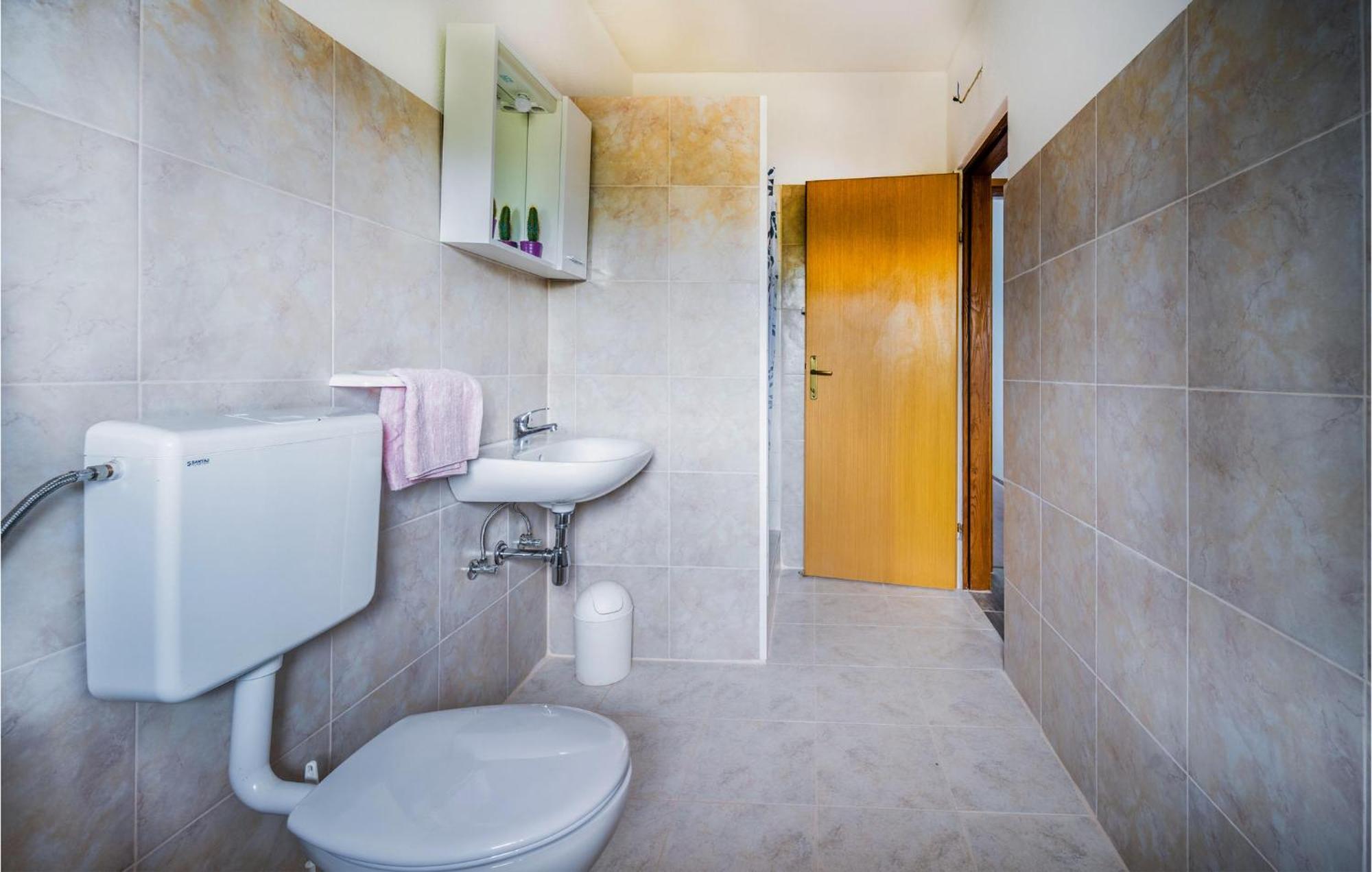 Amazing Apartment In Krnica With Kitchen Zewnętrze zdjęcie