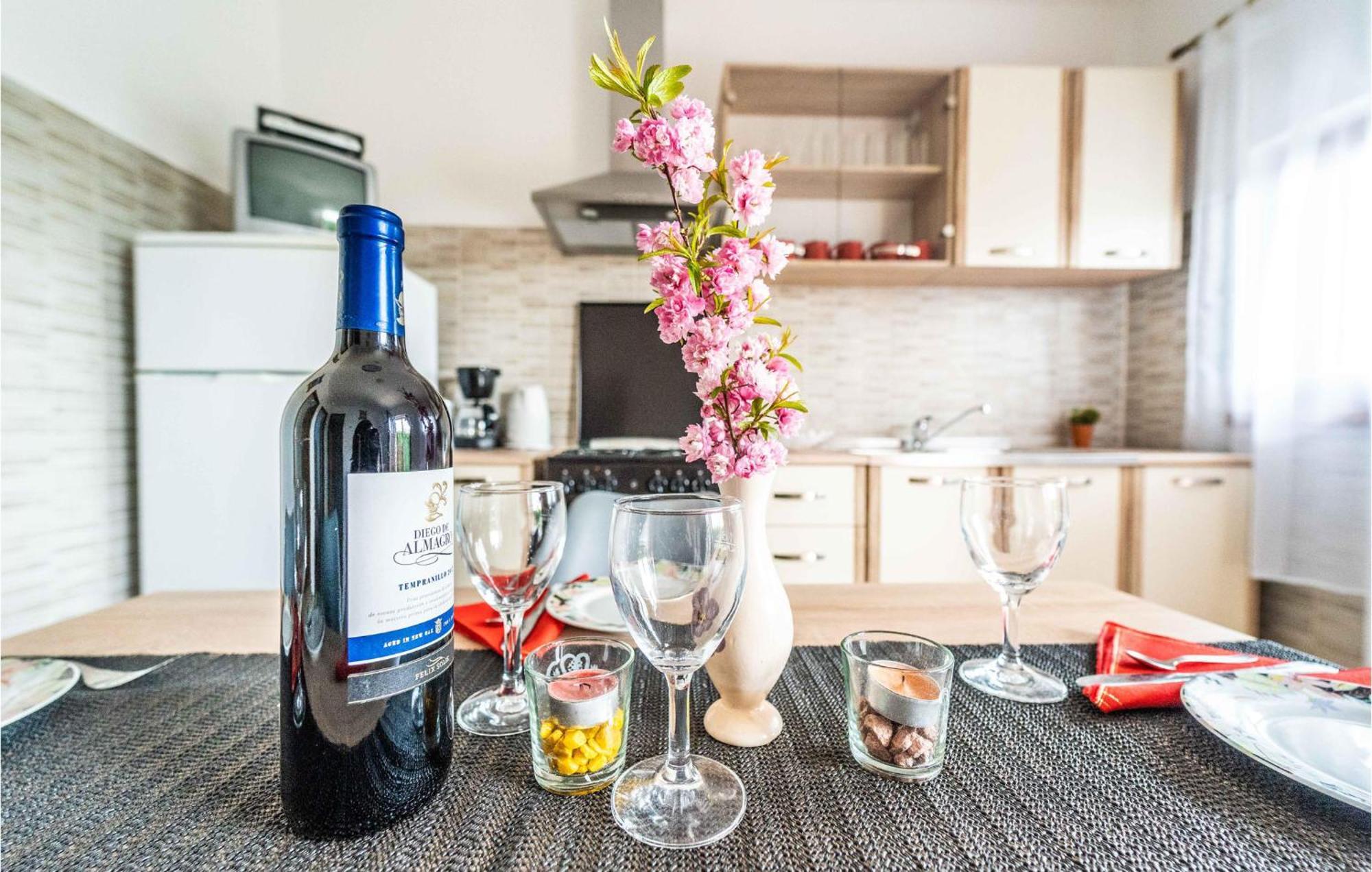 Amazing Apartment In Krnica With Kitchen Zewnętrze zdjęcie